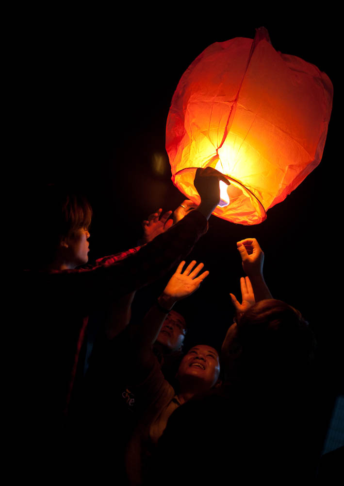 北京团队放孔明灯